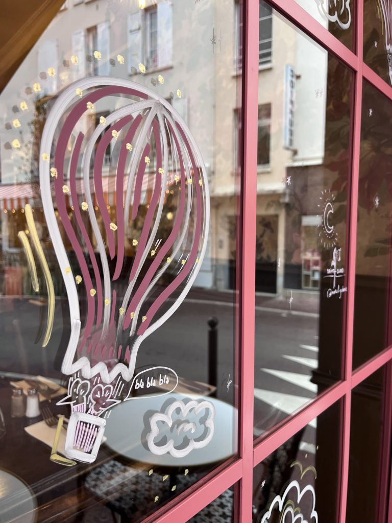 mural-galerie—vitrine-noel-st-cloud-pipelette-souris-mongolfiere-profil