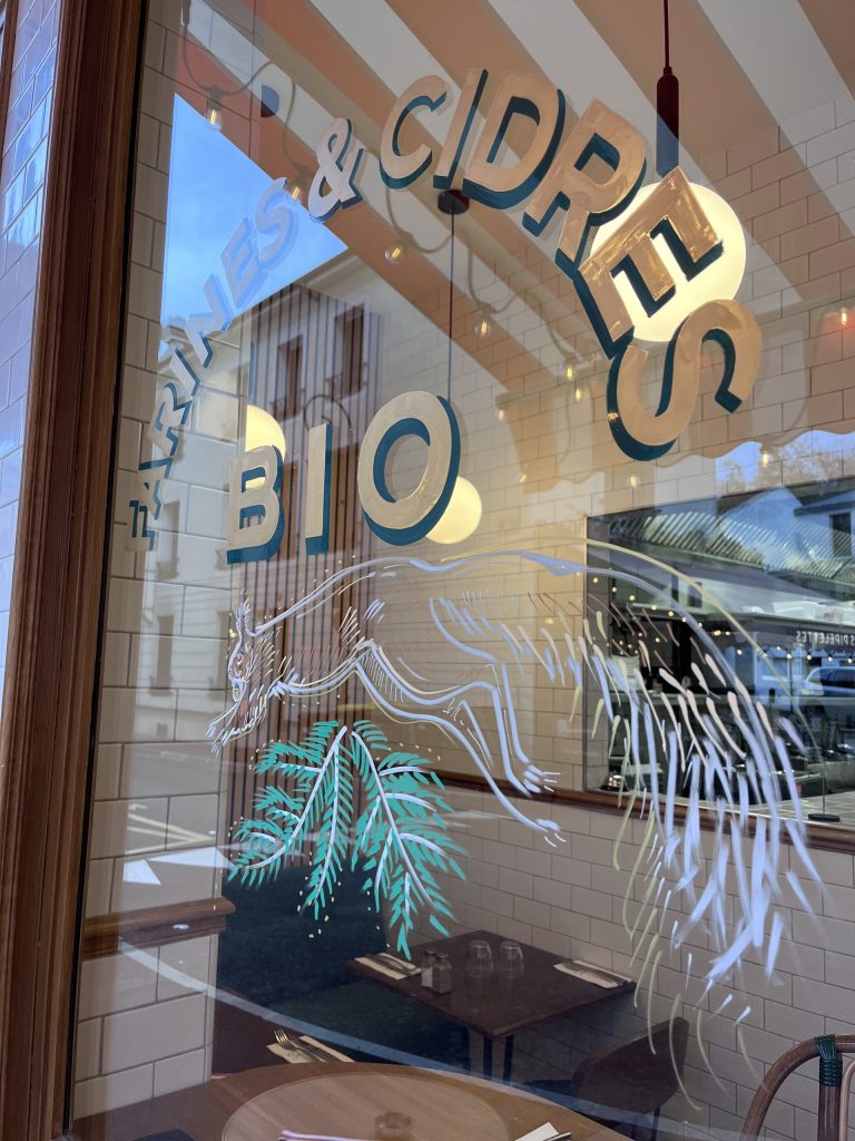 mural-galerie—vitrine-noel-st-cloud-suzette-ecureuil