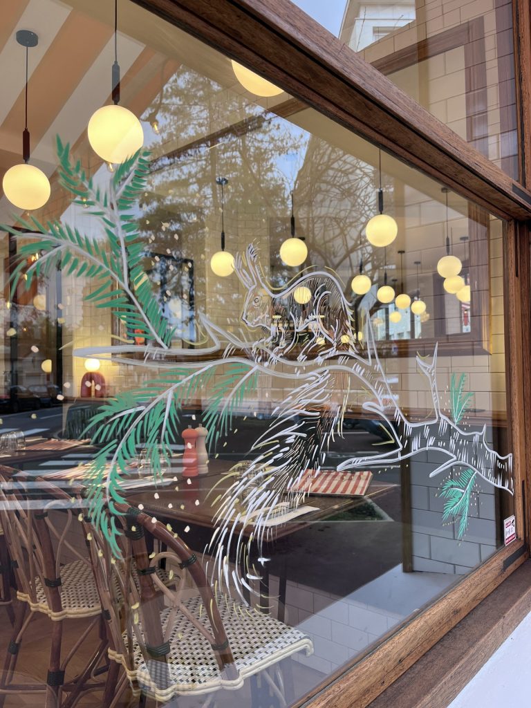 mural-galerie—vitrine-noel-st-cloud-suzette-ecureuil-branche