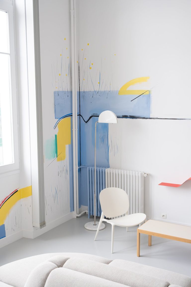 mural-galerie—fresque-lignes-abstraites-angle-radiateur