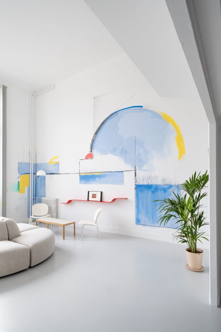 mural-galerie—fresque-lignes-abstraites-plan-large