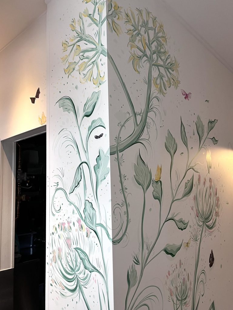 mural-galerie—fresque-vegetale-restaurant-saint-jospeh-fleur-agapanthe-angle-papillon