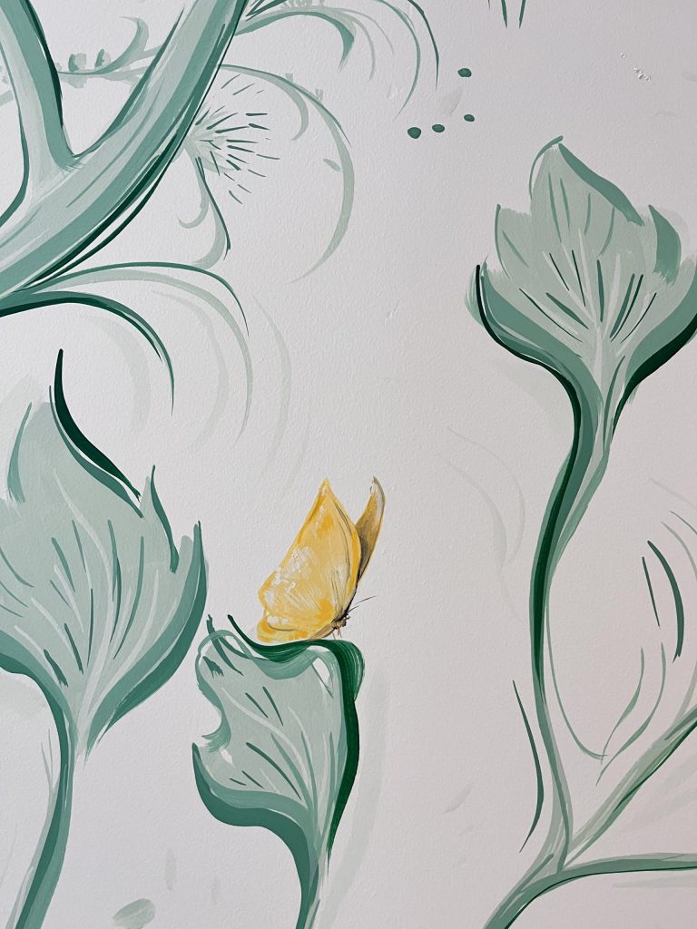 mural-galerie—fresque-vegetale-restaurant-saint-jospeh-papillon-jaune-feuille