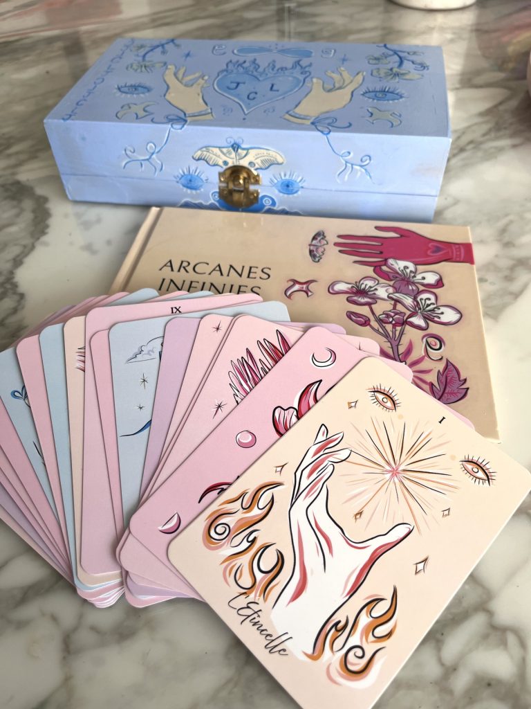 mural-galerie-arcanes-infinies-tarot-divinatoire-cartes-kit-boite-carte-livret