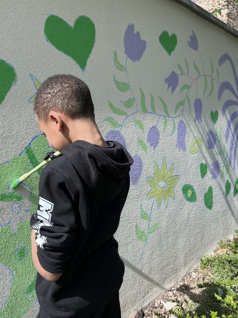 mural-galerie-fresque-pour-la-paix-pédagogique-grigny-enfant-peinture-grosplan