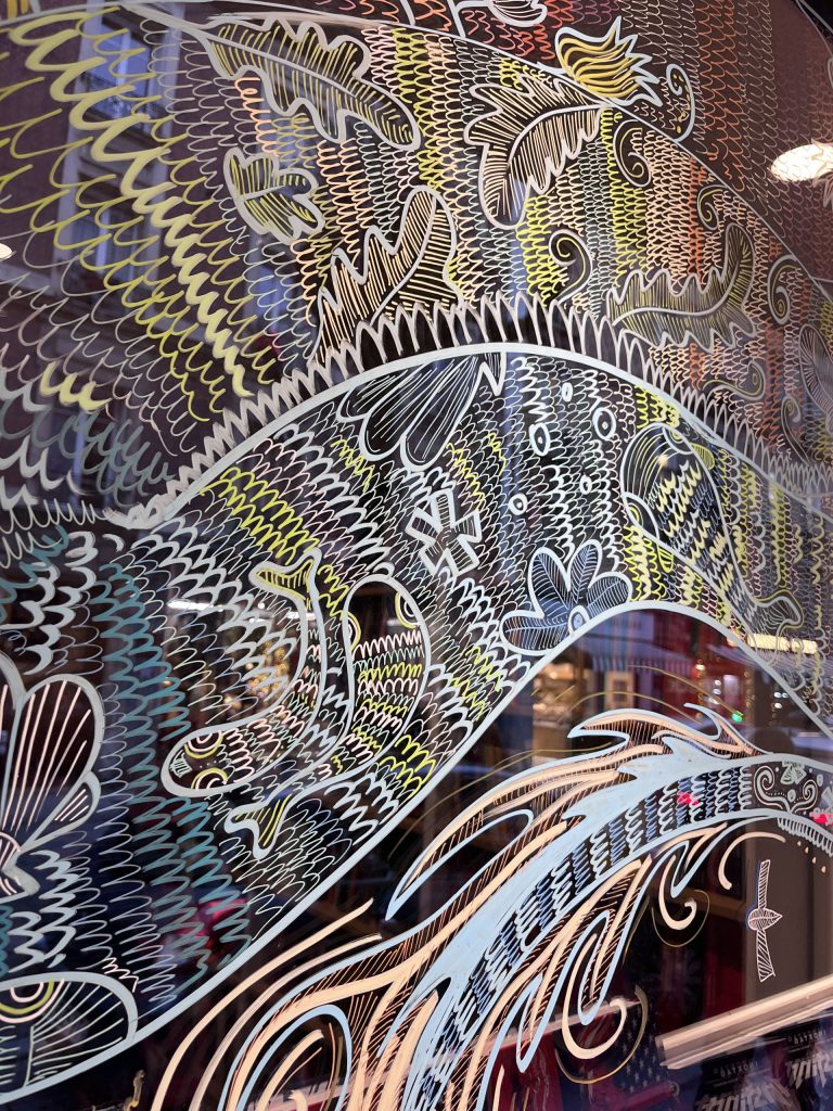 mural-galerie-decor-vitrine-posca-comicstrip-dragon-motifs