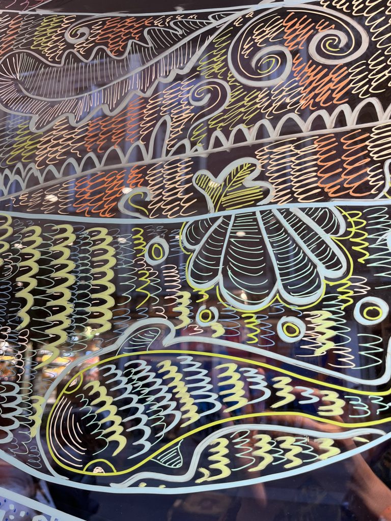 mural-galerie—comicstrip-decor-vitrine-la-garenne-en-bulles-dragon-asiatique-detail-poisson