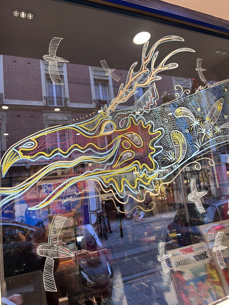 mural-galerie—comicstrip-decor-vitrine-la-garenne-en-bulles-dragon-asiatique-tete-dragon
