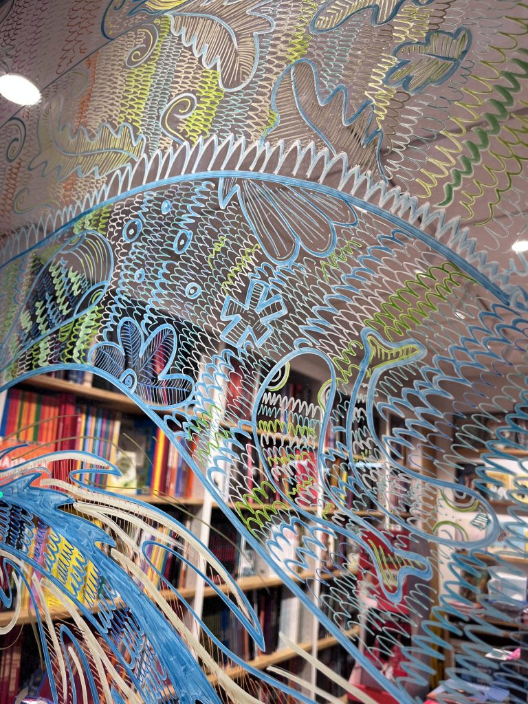 mural-galerie—comicstrip-decor-vitrine-la-garenne-en-bulles-dragon-asiatique-vitrine-exterieur-gauche