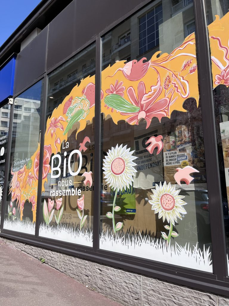 mural-galerie—decor-vitrine-biocoop-la-colline-vache-orange-fruit-legume-ensemble