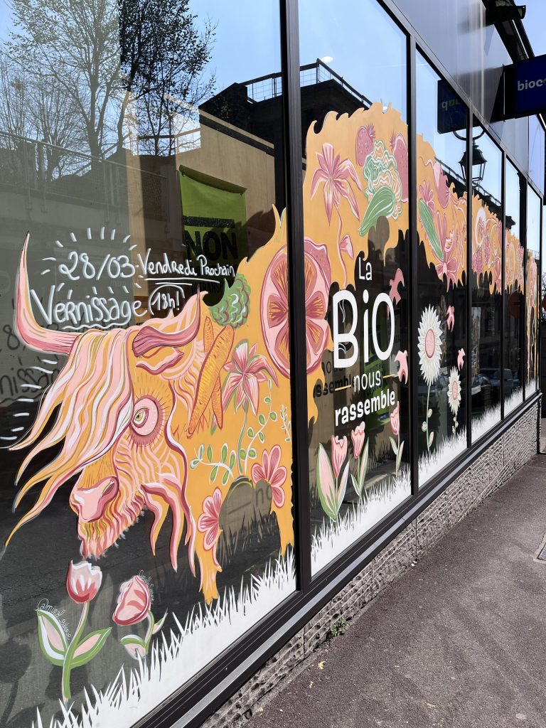 mural-galerie—decor-vitrine-biocoop-la-colline-vache-orange-fruit-legume-ensemble-tete