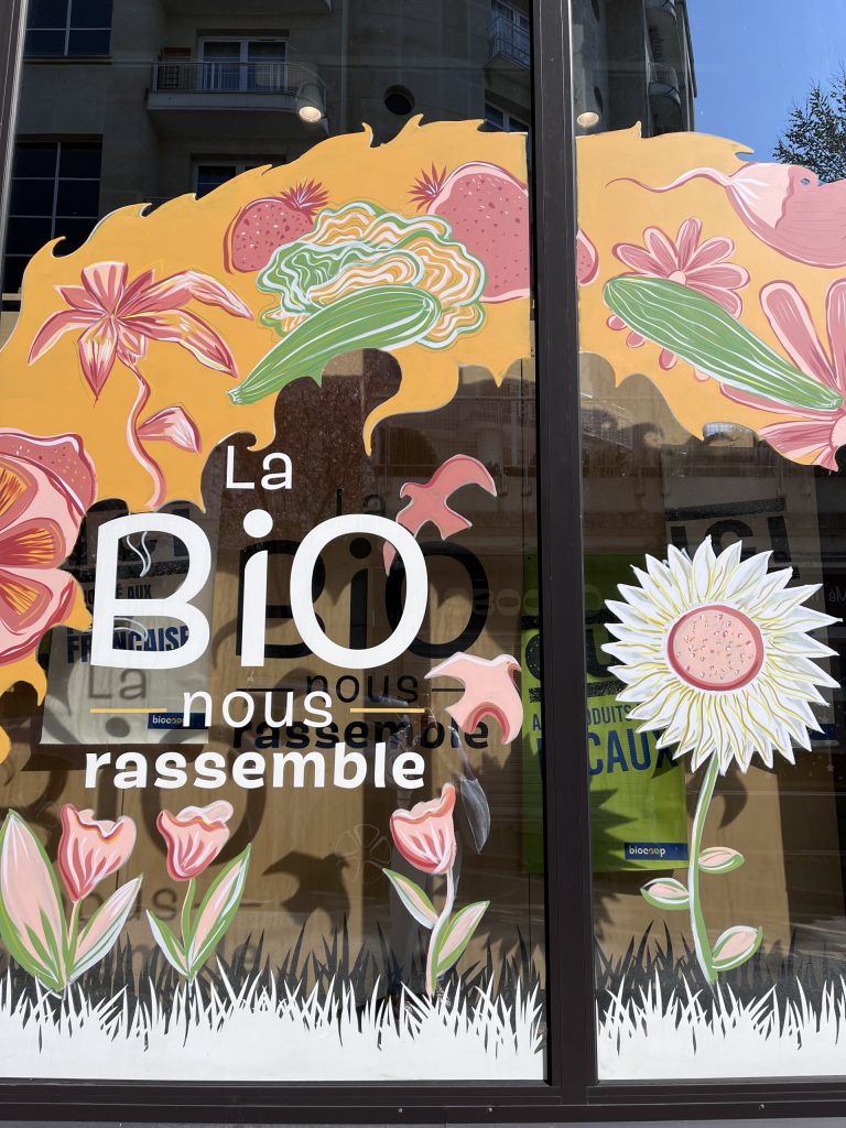 mural-galerie—decor-vitrine-biocoop-la-colline-vache-orange-fruit-legume-fleurs