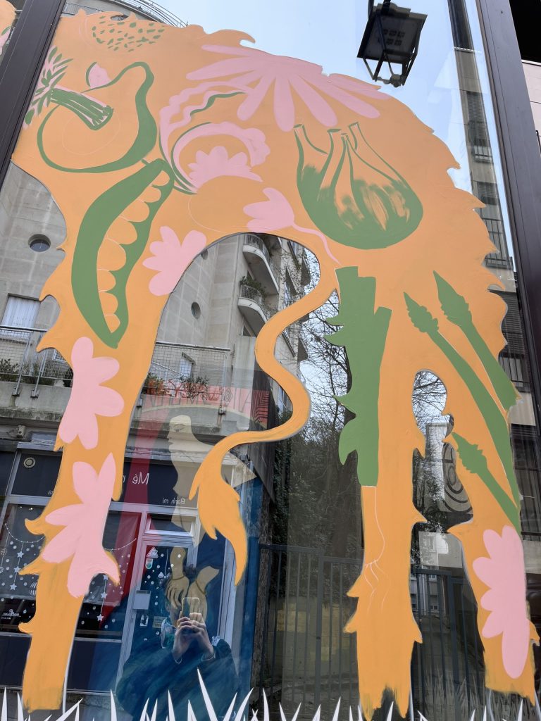 mural-galerie—decor-vitrine-biocoop-la-colline-vache-orange-fruit-legume-pied