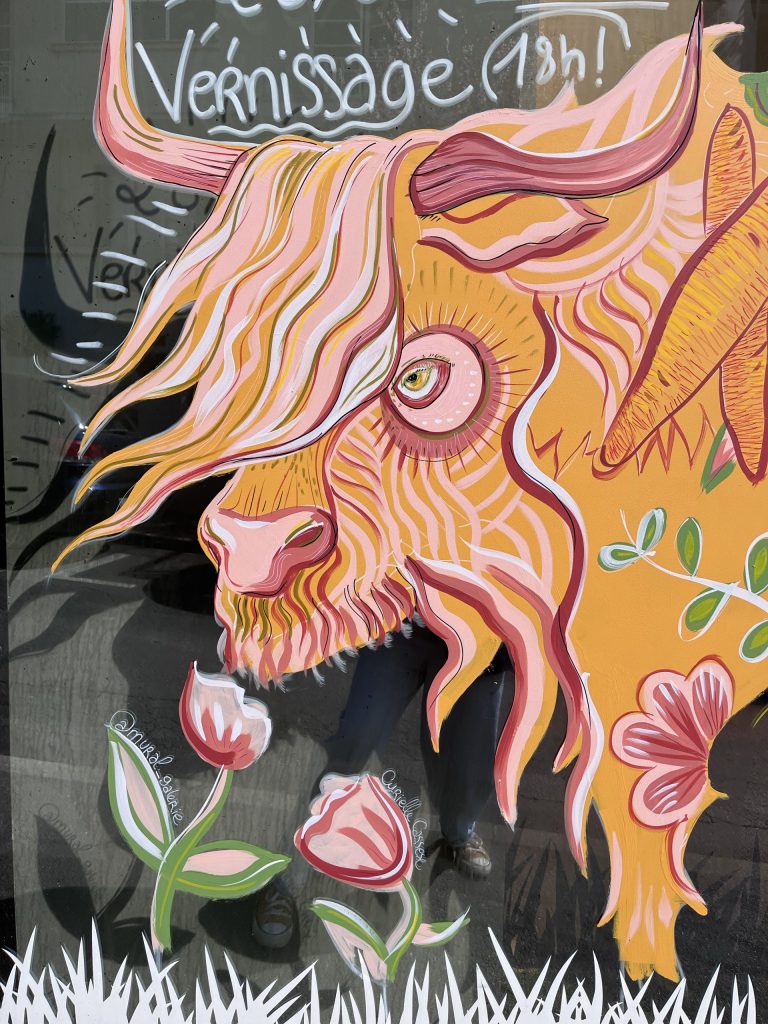 mural-galerie—decor-vitrine-biocoop-la-colline-vache-orange-fruit-légume-tete
