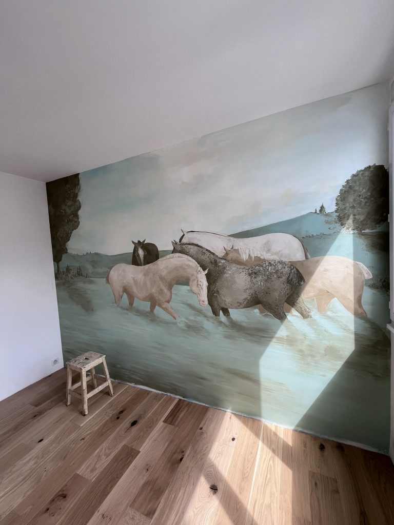 mural-galerie—fresque-murale-chevaux-style-classique-vert-sauge-chambre-coucher-angle