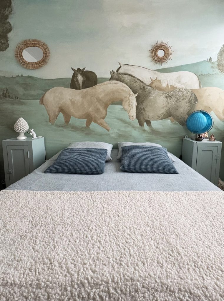 Une chambre à rêver avec une scène équestre dans un style baroque.