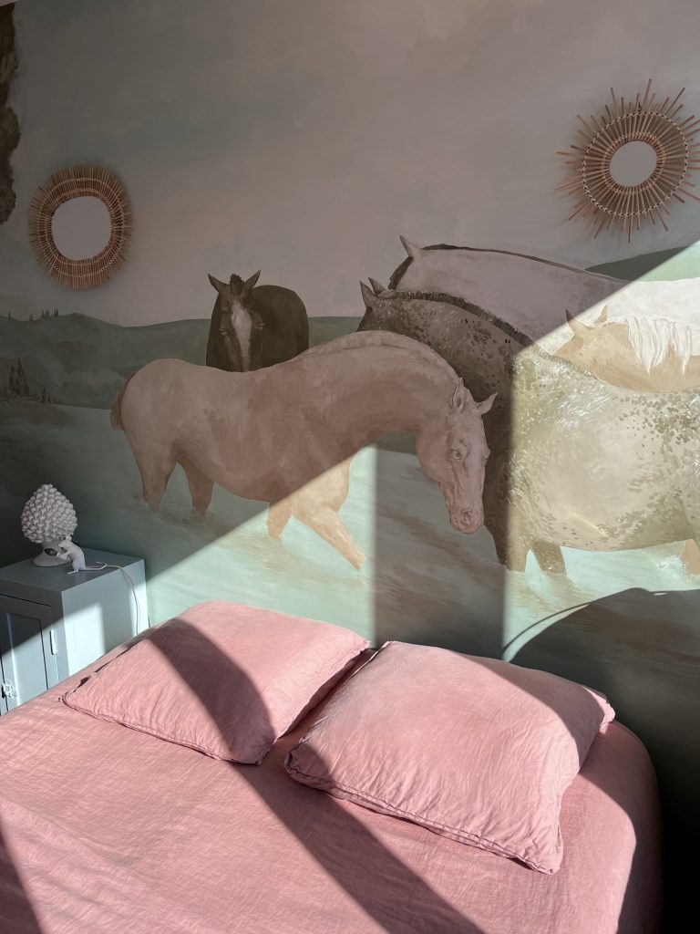 mural-galerie—fresque-murale-chevaux-style-classique-vert-sauge-chambre-coucher-sunset