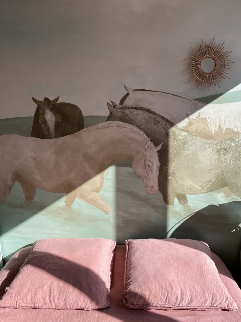 mural-galerie—fresque-murale-chevaux-style-classique-vert-sauge-chambre-coucher-tete-de-lit