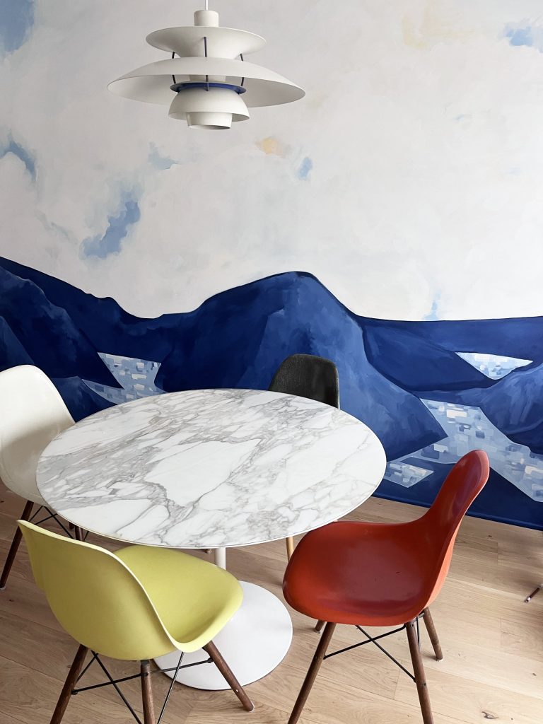 mural-galerie—particuliers-fresque-murale-décoration-salon-montagne-bleu-knoll-poulsen