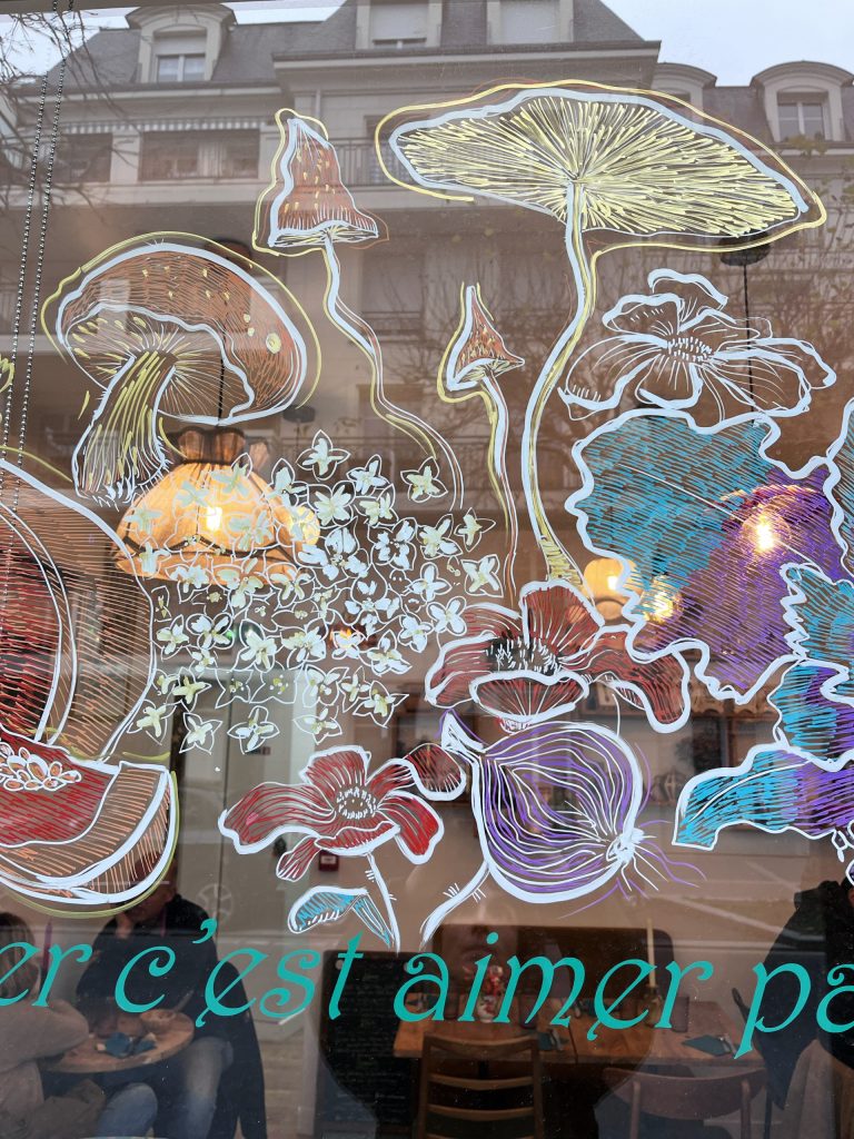 mural-galerie—vitrine-decor-vegetal-panier-marche-choux-fruit-legume-hiver-cuisine-restaurant-la-part-des-anges-champignon