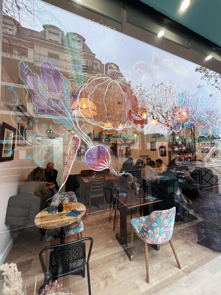 mural-galerie—vitrine-decor-vegetal-panier-marche-choux-fruit-legume-hiver-cuisine-restaurant-la-part-des-anges-courge-navet-carotte