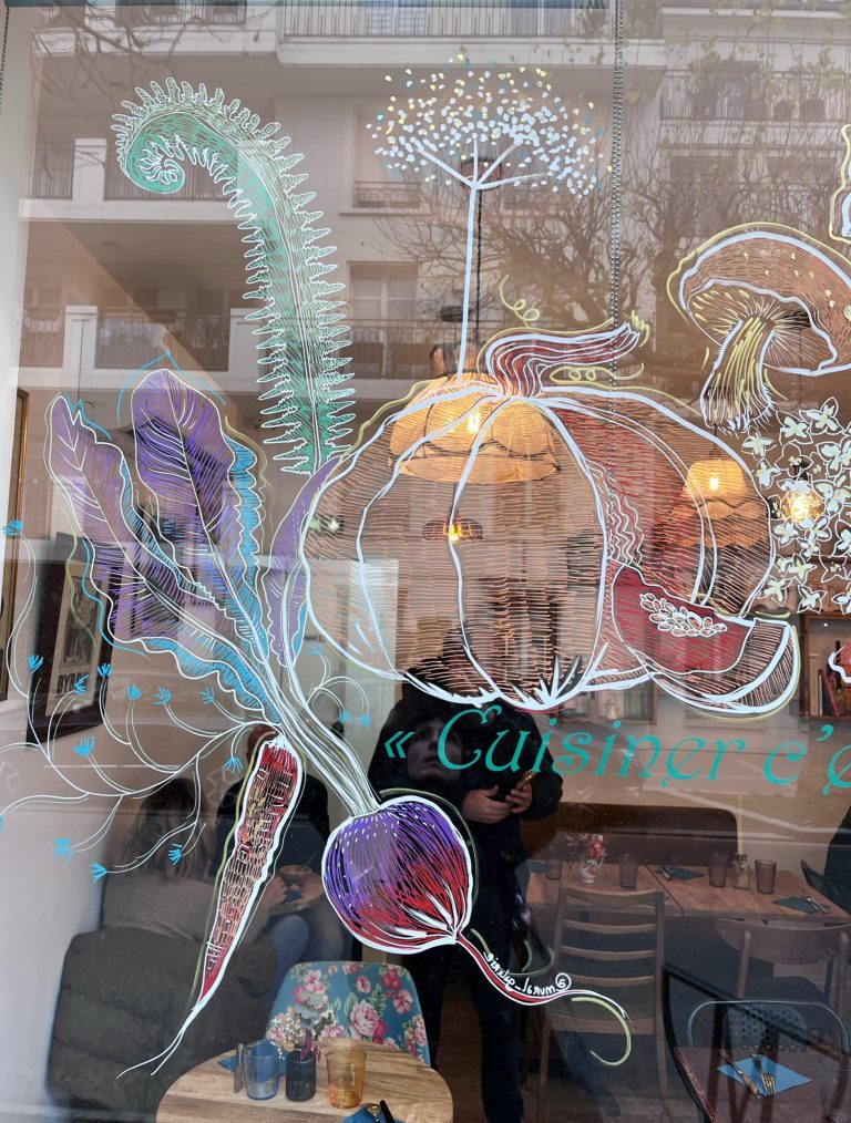 mural-galerie—vitrine-decor-vegetal-panier-marche-choux-fruit-legume-hiver-cuisine-restaurant-la-part-des-anges-courge-navet